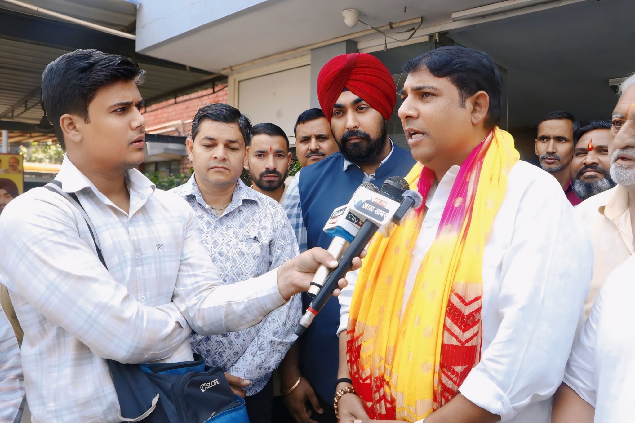 बैसाखी के अवसर पर ग़ज़ियाबाद के विजय नगर स्थित रोज बैल पब्लिक स्कूल आधार कार्ड कैंप लगाया गया , माननीय विधायक श्री संजीव शर्मा जी ने आधार कार्ड कैंप का उद्घाटन किया